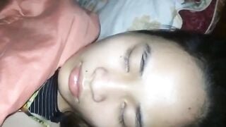 Tranh thủ nhỏ em họ đg trong cơn mê thì vào phòng quay lén lồn nó r đút cu vào đụ lun