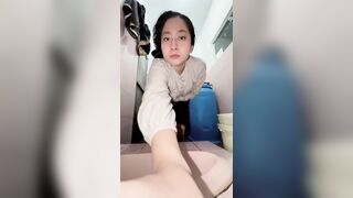 Tự quay lén em gái Việt mũm mĩm vú to đánh răng show hàng cực dâm trong WC