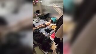Bé hàng xóm ngủ toàn quên đóng cửa phòng lần nào anh cũng phải qua đóng giúp