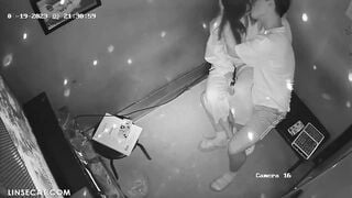 nóng rực: Em bạn trai ngồi lên lên đùi cho bạn trai bú lồn sướng giật giật trong kara