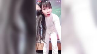 Gái show hàng