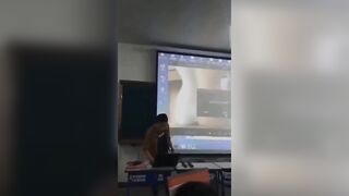 Thầy giáo mở nhầm phim sex trên lớp học ở Trung Quốc