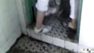 Một nữ sinh trung học bị một nữ sinh hư hỏng lột trần truồng trong nhà vệ sinh