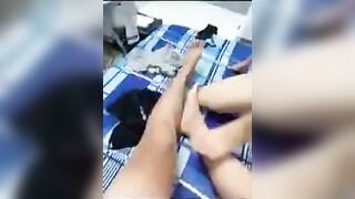 Nhìn con bạn thay quần áo mặc lọt khe, Sục Cu bị nó phát Hiện nhún cu cho djt nhau