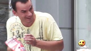Troll người đi đường với cặp vú trăng nỏn