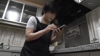 Gọi điện cho chồng khi ở chuồng có 2 người bú lồn