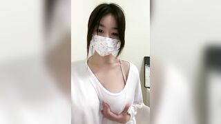 Đang học bài thì bé nữ sinh nhớ người yêu liền quay clip gửi cho anh thèm