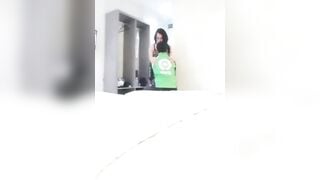 Anh shipper Gojek đi giao hàng được em khách ngon gạ lột đồ phang nhau ngay tại phòng