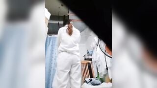 em gái điều dưỡng thay đồ chuẩn bị đi làm còn quay clip lại