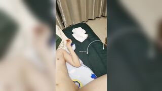 Con gái bị bố dượng ép phải ở nhà vạch lồn ra show r đụ trên sóng để kiếm tiền
