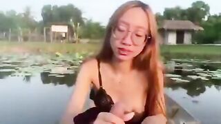 Gái xinh đi du lịch, Gạ a lái đò Bú cu, Bóp vú chụp ảnh khiêu dâm ở hồ sen