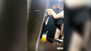 Quay lén 2 em học sinh lột đồ hôn nhau đụ public trong quán nước