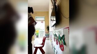 Cô giáo mầm non tranh thủ giờ rảnh vào WC thủ dâm 1 cách cuồn nhiệt