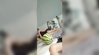 Vạch lồn cho người yêu xem trước mặt mẹ nó luôn