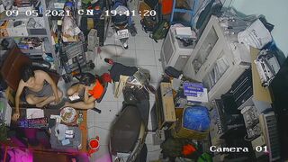 Hack cam thanh niên vừa làm việc vừa phải cạo lông lồn cho người yêu