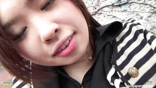 Sướng điên khi thọc ngón tay vào lồn rậm lông rồi bắn tinh trắng hếu