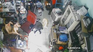 Đụ vs em bồ trong tiệm làm việc tranh thủ ghi hình lại mọi tư thế để thủ dâm