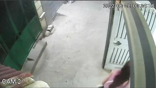 Chuẩn bị vào nhà bị bóp vếu:))