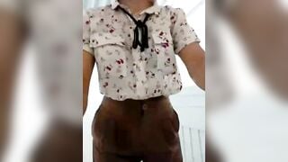 Cô giáo mầm non của chúng ta có cơ hội là vào WC thủ dâm trong niềm vui sướng