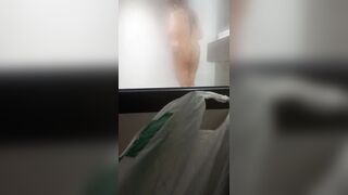 Quay lén cô bạn thân chuppy đang tắm