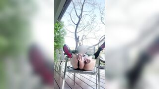 lộ clip em namprikk vú to show lồn hồng múp rụp ngoài ban công cực dâm