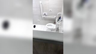 Quay lén đôi bạn trẻ địt nhau trong nhà vệ sinh của quán hát