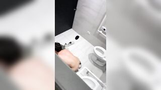 Quay lén đôi bạn trẻ địt nhau trong nhà vệ sinh của quán hát