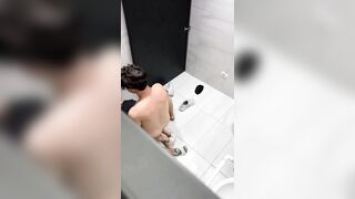 Quay lén đôi bạn trẻ địt nhau trong nhà vệ sinh của quán hát