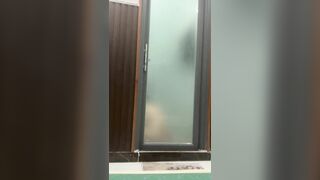 Phía sau cánh cửa