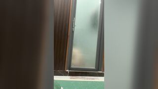 Phía sau cánh cửa