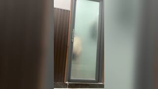Phía sau cánh cửa