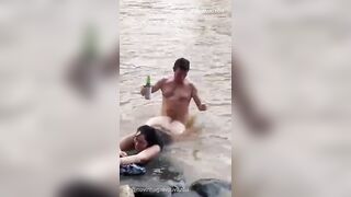 Em Lam lén rủ anh ra bờ suối vắng bú cu rồi đụ nhau dâm đãng sướng rung bần bật cả ng