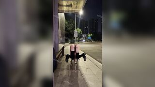 Dẫn em nô lệ ra đường