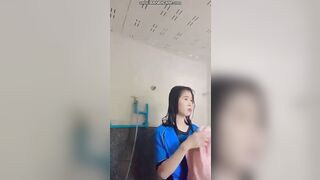 Em Thùy Trang 2k4 quấn khăn mỏng lén bố mẹ lôi đồ chơi ra chịch lồn sướng điên