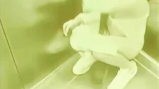 Em gái xinh say rượu, Lén đái ở thang máy còn ngửi Nước đái