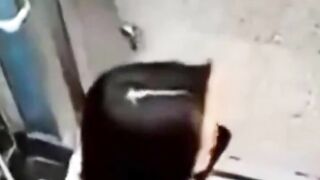 Em gái xinh say rượu, Lén đái ở thang máy còn ngửi Nước đái