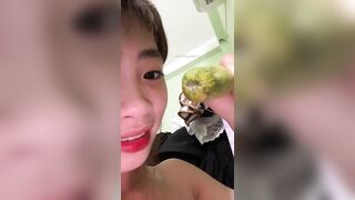 Ngọc Nhi 2k chịch với trái dưa leo nhiều quá làm héo queo luôn - Đực Cái