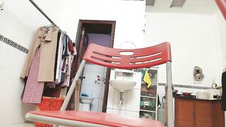 Gái xinh trốn bố mẹ xuống bếp thủ dâm đăng clip phông bạt