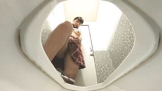 Đi Tiểu Rồi Thủ Dâm Luôn Trong Nhà Vệ Sinh Công Cộng P12