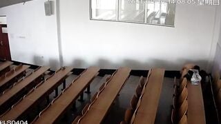 Tranh thủ trực lớp chơi con nhỏ lớp trưởng bị camera quay lại