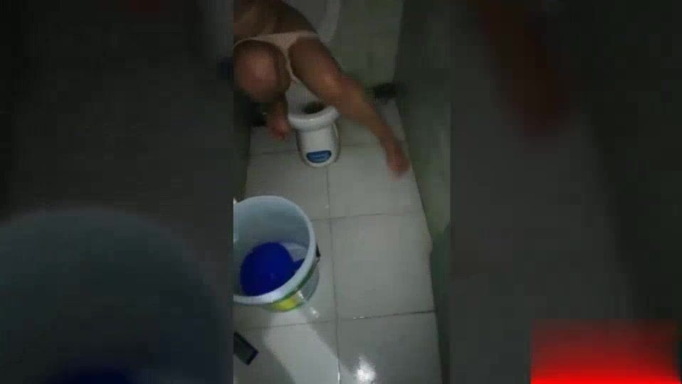 E Gái Họ Kiêu Tôi Cầm Đt Quay Cái Lồn Đang Đái
