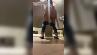 bà chị tóc đỏ mông to vào wc lắc đích thủ dâm