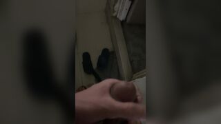 Chị gái cùng trọ ngủ say không khóa cửa phòng , lén lút vào bắn tinh lên người