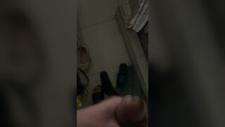 Chị gái cùng trọ ngủ say không khóa cửa phòng , lén lút vào bắn tinh lên người