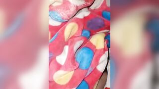 Lén vào phòng sục bắn tinh lên mặt con em gái họ 2k10 lúc nó đang ngủ say