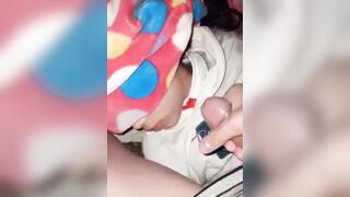 Lén vào phòng sục bắn tinh lên mặt con em gái họ 2k10 lúc nó đang ngủ say
