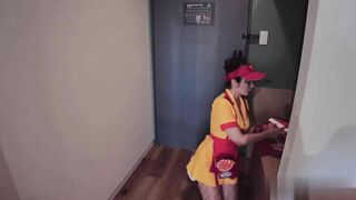 Tôi Phát Hiện Em Nhân Viên Pizza Không Mặc Quần Lót Và Cái Kết