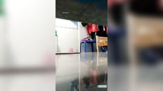 th e trốn gầm giường rình quay lén con c vừa đi tắm xogn thay đồ