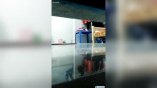 th e trốn gầm giường rình quay lén con c vừa đi tắm xogn thay đồ