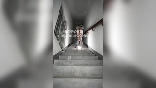 Cô gái nhét gì vào lồn mà rớt ra như mưa bị phát hiện